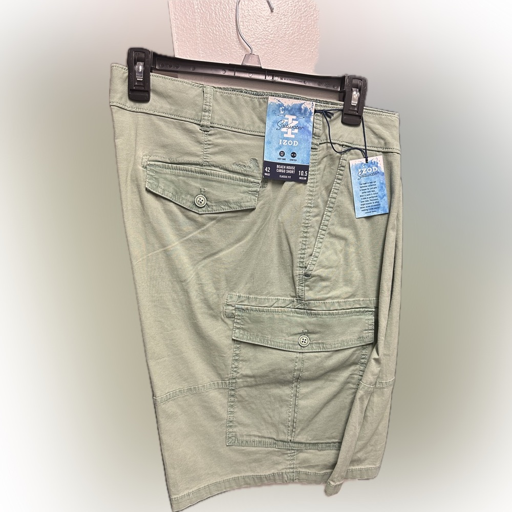 Men Izod Cargo Shorts in size 40